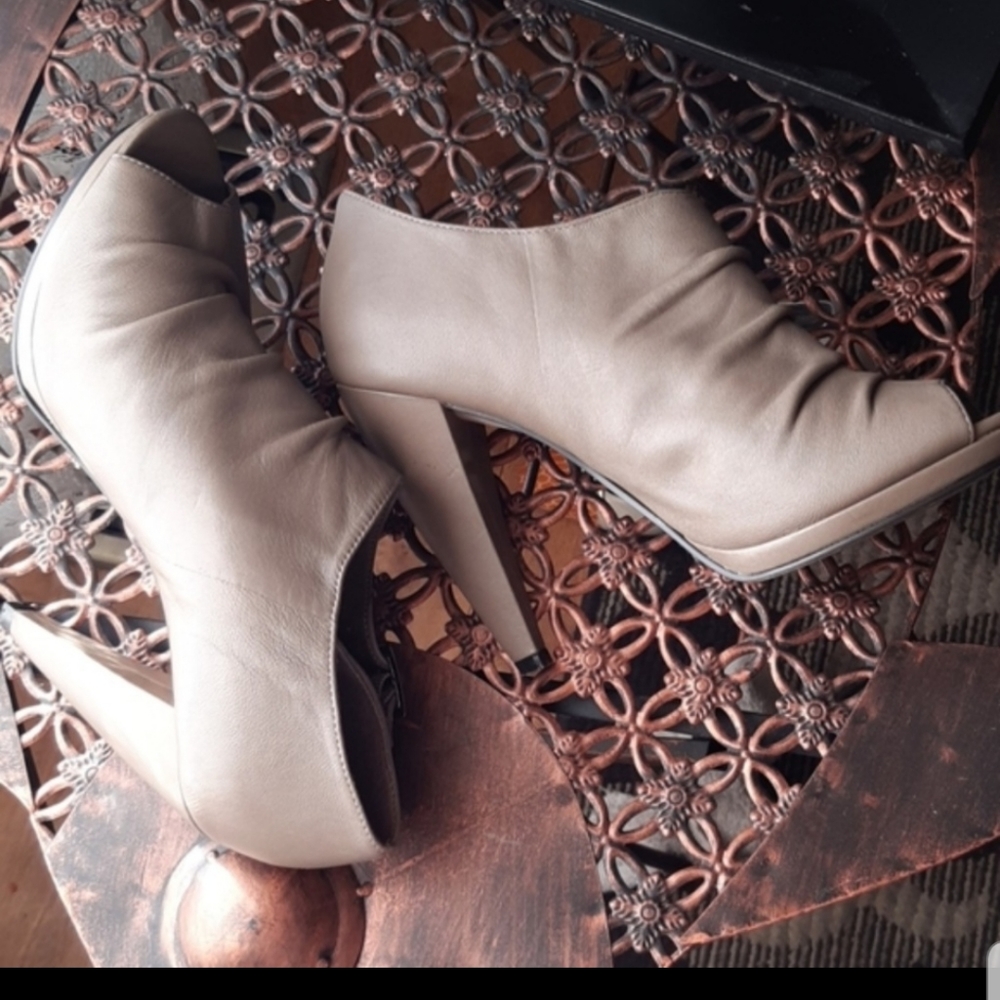 Steven by Steve Madden open toe Heels sz9. Leather